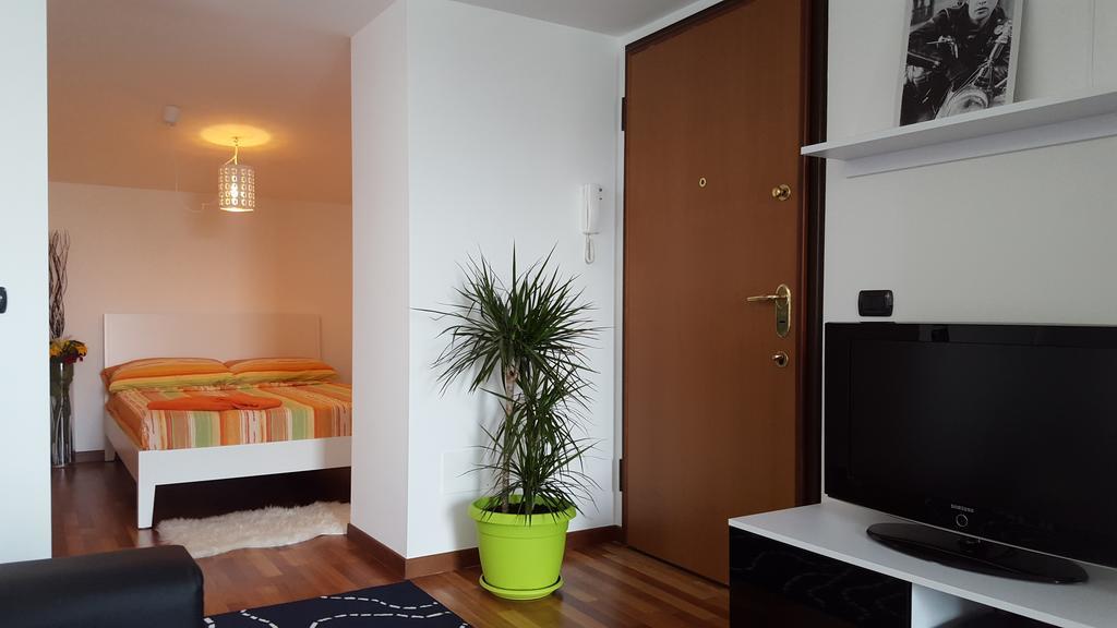 Apartamento New Luxury Attic Santa Giulia Expo Milán Habitación foto